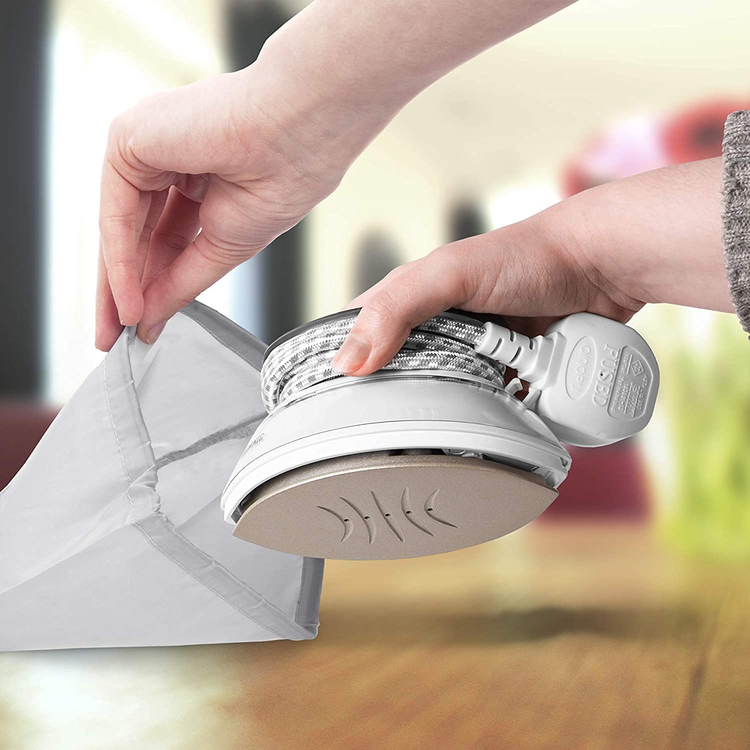 Duronic SI3 WE Mini Ferro da Stiro | Ferro da viaggio a vapore 400W | Serbatoio 35ml | Steamer portatile con base dappoggio e borsello da viaggio | Per lavori di cucito, quilting | Bianco