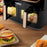 Duronic AFD2 BG Liner in silicone riutilizzabili utilizzati in una cucina moderna con friggitrice ad aria.