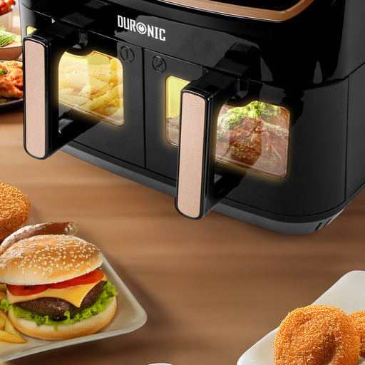Duronic AFD2 BG Liner in silicone riutilizzabili utilizzati in una cucina moderna con friggitrice ad aria.