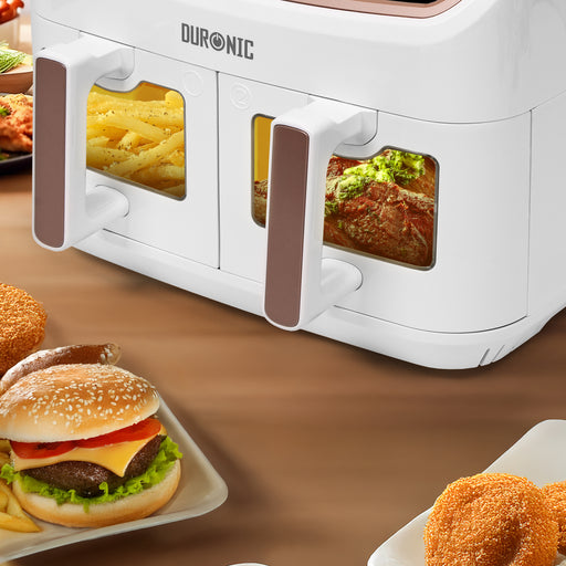Duronic AFD2 WE Liner in silicone riutilizzabili utilizzati in una cucina moderna con friggitrice ad aria.