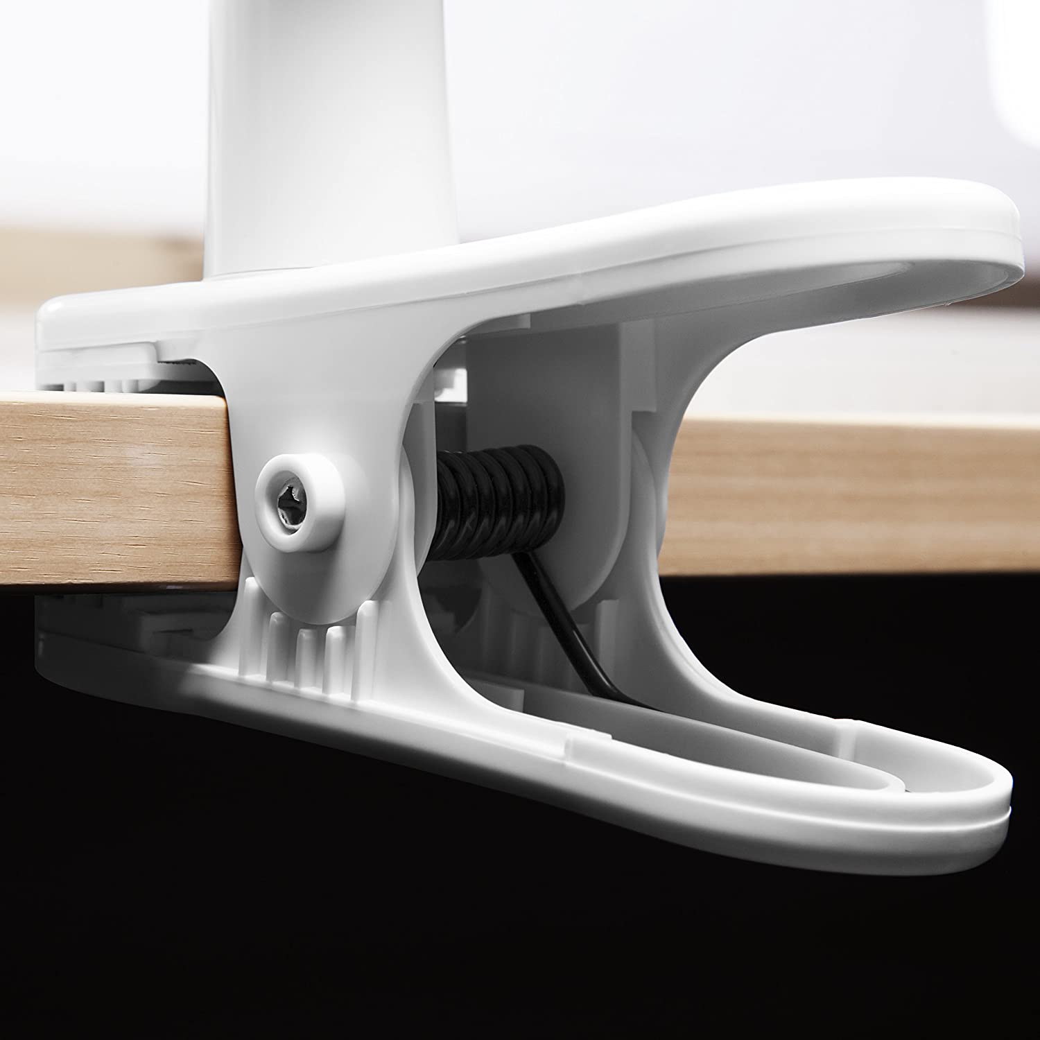 Duronic FN15 Mini Clip integrata per agganciare facilmente il ventilatore a diverse superfici.