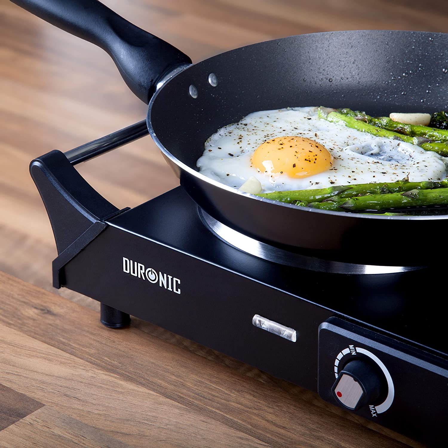 Duronic HP1 BK Piastra elettrica in funzione con pentola durante la preparazione dei pasti.