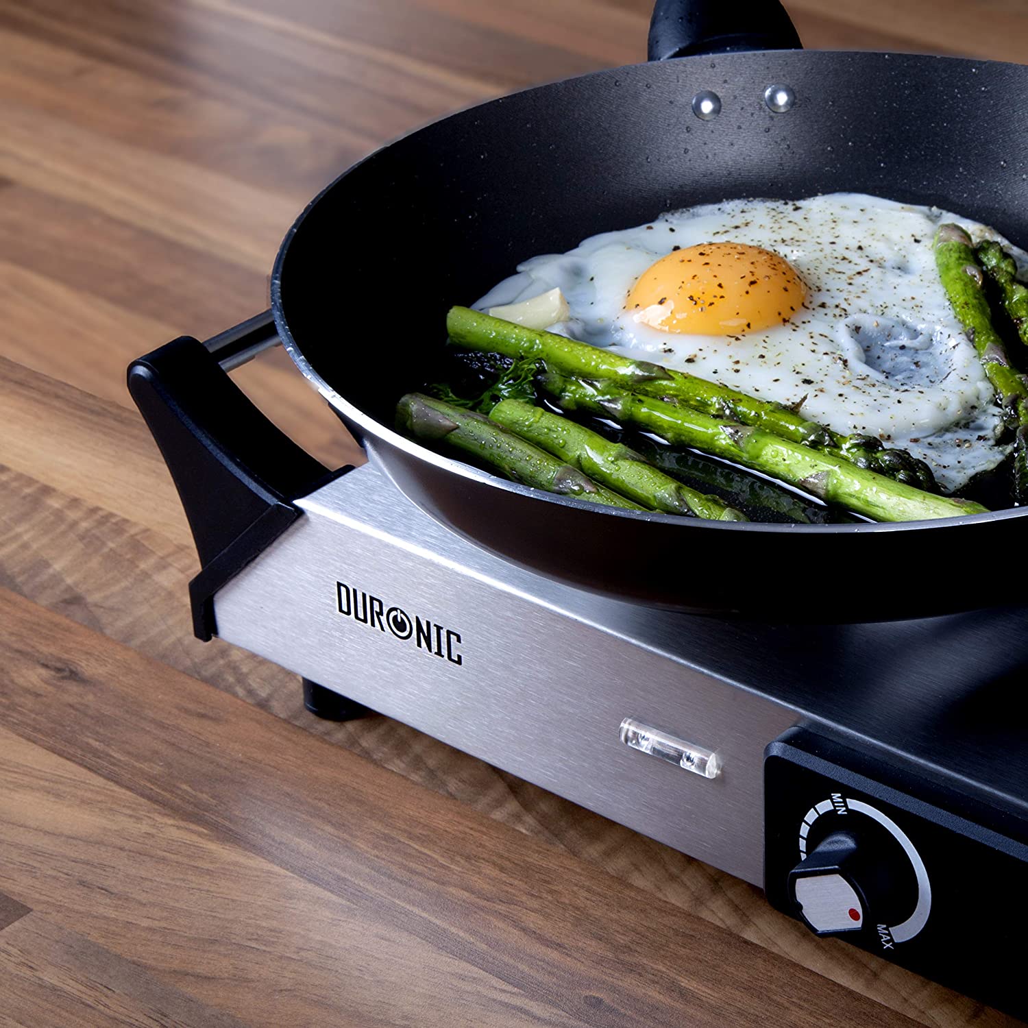Duronic HP1 SS Piastra Elettrica con pentola contenente verdure e uova, ideale per una cucina versatile e quotidiana.