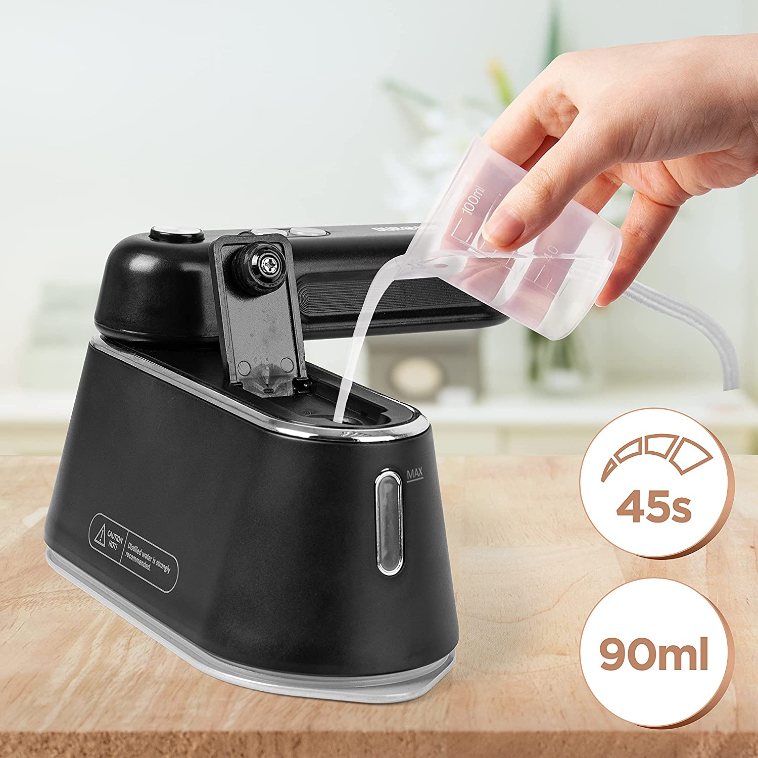 Duronic HS90 BK Ferro da stiro con misure specifiche, bicchierino dosatore e accessori inclusi.